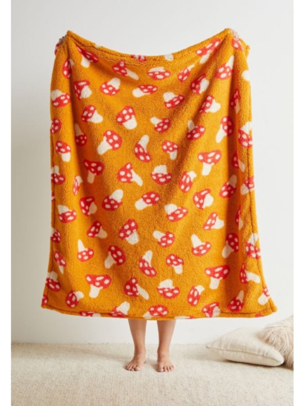 URBAN OUTFITTERS Mushroom Amped Fleece Throw Blanket